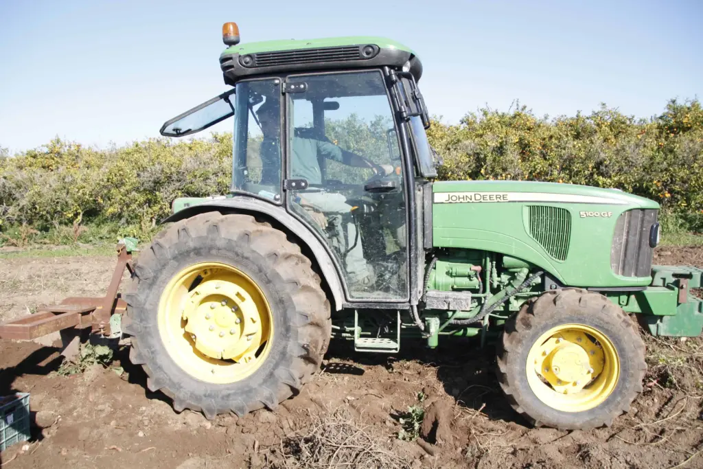 Tractor cultivando